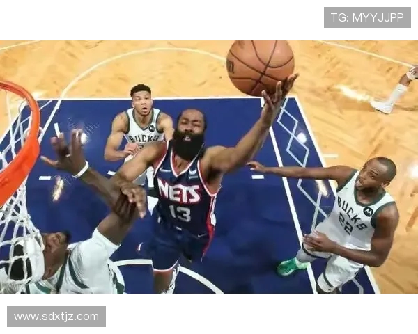 字母哥谈倒地频繁却无哨裁判尺度引发NBA判罚争议身体对抗下